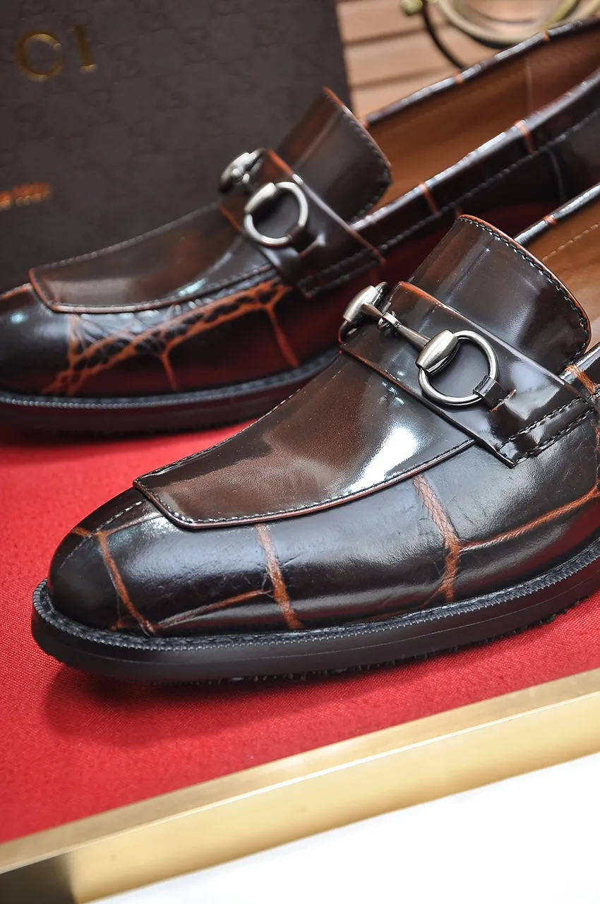 Men's shoes💰460💶Italy's top luxury men's shoe giant [GUCCI] has arrived in new style🍃Original European style🔰 Pleasant to the eye😍In order to make the shoes more durable and non-deformable🌀The production continues to follow traditional methods but there is still no lack of innovation💪The original sheepskin is chosen for the leather♻Smooth, natural and extra bright⭐Made of imported cowhide, the first choice of the rich 38-45 (45 customized)